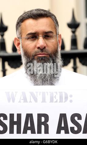 Anjem Choudary vor der syrischen Botschaft in London protestierte gegen den angeblichen Einsatz chemischer Waffen. DRÜCKEN SIE VERBANDSFOTO. Bilddatum: Freitag, 23. August 2013. Achten Sie auf die Geschichte der PA POLITIK Syrien Protest. Bildnachweis sollte lauten: Sean Dempsey/PA Wire Stockfoto