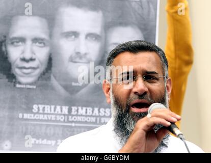 Anjem Choudary vor der syrischen Botschaft in London protestierte gegen den angeblichen Einsatz chemischer Waffen. DRÜCKEN SIE VERBANDSFOTO. Bilddatum: Freitag, 23. August 2013. Achten Sie auf die Geschichte der PA POLITIK Syrien Protest. Bildnachweis sollte lauten: Sean Dempsey/PA Wire Stockfoto