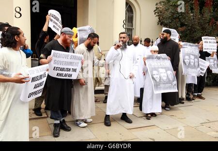 Anjem Choudary (Mitte) mit anderen Demonstranten vor der syrischen Botschaft in London protestierte gegen den angeblichen Einsatz chemischer Waffen. DRÜCKEN SIE VERBANDSFOTO. Bilddatum: Freitag, 23. August 2013. Achten Sie auf die Geschichte der PA POLITIK Syrien Protest. Bildnachweis sollte lauten: Sean Dempsey/PA Wire Stockfoto