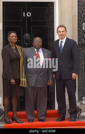 Die neu ernannte britische Außenministerin für internationale Entwicklung, Baroness Amos, (links) der Präsident von Tansania, Benjamin Mkapa (Mitte), und der britische Premierminister Tony Blair (links) auf den Stufen der Downing Street 10 nach ihrem Treffen. Stockfoto