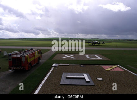 Sally B fliegt im Duxford Imperial war Museum, die B-17 Flying Fortress, Sally B, ist immer bereit für die Airshow, die erste Airshow des Jahres. Stockfoto