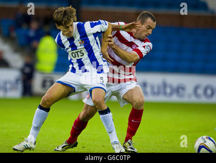 Kilmarnocks Jackson irvine (links) tuslles mit Hamilton Academical's Darian Mackinnon während des Scottish Communities League Cup, zweite Runde Spiel im Rugby Park, Klmarnock. Stockfoto