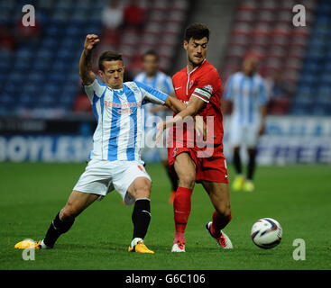 Fußball - Capital One Cup - zweite Runde - Huddersfield Town / Charlton Athletic - John Smith's Stadium. Jonathan Hogg (links) von Huddersfield Town wird von Johnnie Jackson von Charlton Athletic angegangen Stockfoto