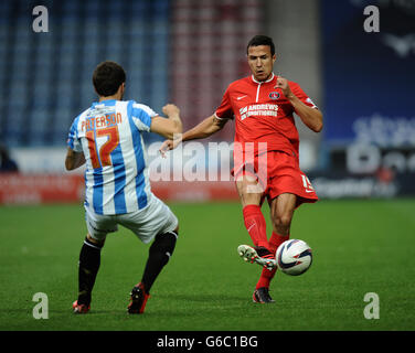 Martin Paterson (links) von Huddersfield Town und Richard Wood von Charlton Athletic im Einsatz Stockfoto