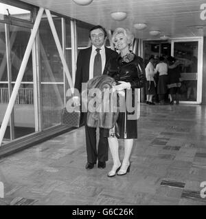 ZSA Zsa Gabor mit ihrem sechsten Ehemann Jack Ryan, einem Erfinder. Sie fuhren nach einem Urlaub in Großbritannien zurück nach Los Angeles. Stockfoto