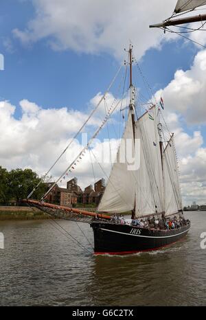 Das niederländische Tall-Schiff Iris fährt auf der Themse in Greenwich, London, um 2014 den einjährigen Countdown zur Falmouth to Royal Greenwich Tall Ships Regatta zu starten. Stockfoto