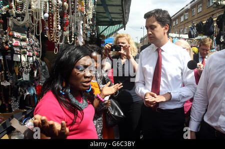 Ein jacketloser Labour-Führer Ed Miliband während eines Wahlkampfbesuchs auf dem East Street Markt in Walworth, Süd-London, nachdem er mit Eiern beworfen wurde. Stockfoto