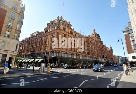 Eine allgemeine Ansicht des Kaufhauses Harrods in Knightsbridge, im Zentrum von London. Stockfoto