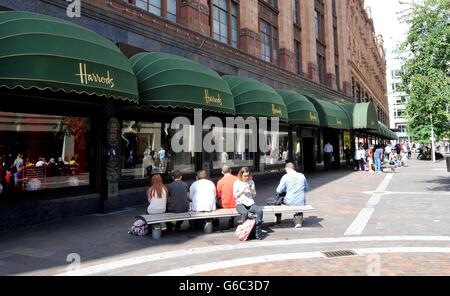 Eine allgemeine Ansicht des Kaufhauses Harrods in Knightsbridge, im Zentrum von London. Stockfoto