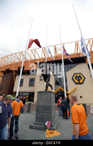 Fußball - Sky Bet League One - Wolverhampton Wanderers / Gillingham - Molineaux. Blumen am Fuße der Billy Wright Statue in Tribute an den ehemaligen Wolverhampton Wanderers Spieler Dave Wagstaffe Stockfoto