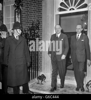 Der amtierende Premierminister R.A. Butler verlässt die Downing Street Nr. 10 in London, nachdem er die erste vollständige Kabinettssitzung seit dem Ausbruch der konservativen Führungskrise nach dem Ausbruch der Krankheit von Premierminister Harold Macmillan durchgeführt hatte. Stockfoto