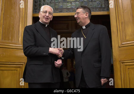 Erzbischof Diarmuid Martin (rechts) schüttelt die Hände mit dem Erzbischof von Dublin, Kardinal Desmond Connell, bei einer Pressekonferenz vor der Pro Cathedral in Dublin, wo angekündigt wurde, dass er die Nachfolge von Kardinal Connell antreten wird, wenn er in den Ruhestand tritt. Stockfoto