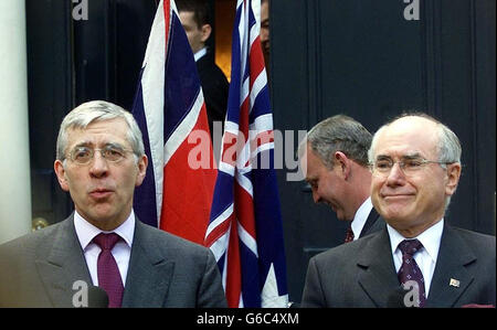 Der britische Außenminister Jack Straw (links) und der australische Premierminister John Howard sprechen nach ihrem Treffen in der Stoke Lodge in Kensington - der australischen High Commission - mit der Presse. Stockfoto