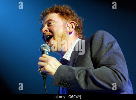 : Mick Hucknall, von der Popband Simply Red, tritt auf der Bühne in der Wembley Arena im Norden Londons auf. Stockfoto