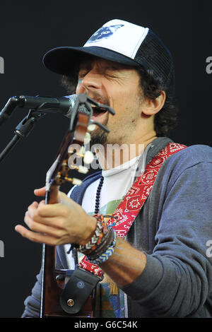 Jason Mraz tritt während des ersten Tages des V Festivals im Weston Park in Weston-under-Lizard auf der Virgin Media Bühne auf. DRÜCKEN Sie VERBANDSFOTO. Bilddatum: Samstag, 17. August 2013. Bildnachweis sollte lauten: Joe Giddens/PA Wire Stockfoto
