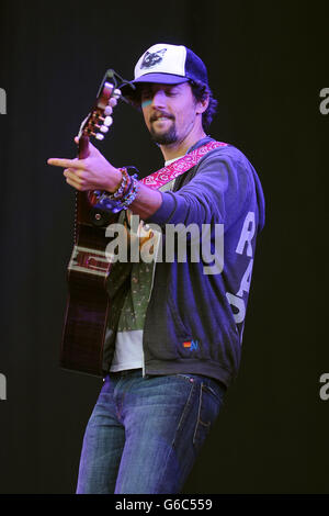 Jason Mraz tritt am ersten Tag des V Festivals im Weston Park in Weston-under-Lizard auf der Virgin Media Bühne auf. Stockfoto