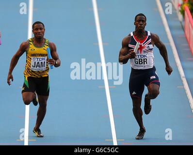 Leichtathletik - Leichtathletik-Weltmeisterschaften 2013 - Tag neun - Luzhniki-Stadion. Die britische Dwain Chambers (rechts) gewinnt die 4x100-Meter-Staffel der Männer vor dem Jamaika-Spieler Oshane Bailey Stockfoto