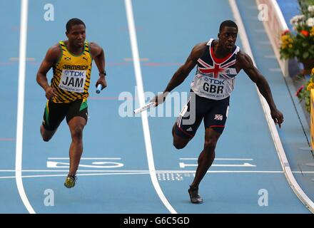 Großbritanniens Dwain Chambers (rechts) gewinnt die 4x100-Meter-Staffel der Männer eine vor dem Jamaikaner Oshane Bailey Stockfoto