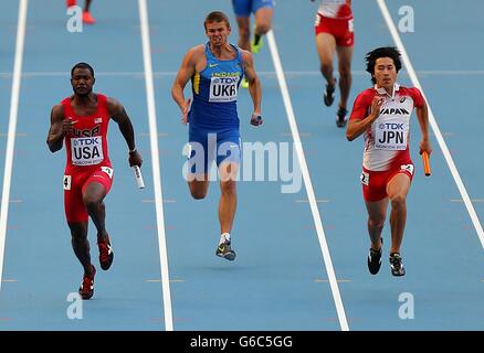 Leichtathletik - Leichtathletik-Weltmeisterschaften 2013 - Tag neun - Luzhniki-Stadion. Der US-Amerikaner Justin Gatlin (links) gewinnt den 4 x 100 Meter langen Staffellauf-Heat zwei vor dem ukrainischen Vitaliy Korzh (Mitte) und dem japanischen Shota Iizuka Stockfoto