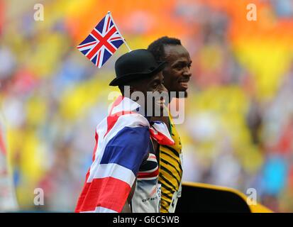 Die britische Dwain Chambers posiert mit Jamaikas Usain Bolt hinterher Die Männer-Staffel mit 4 x 100 Metern Stockfoto