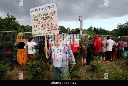 Umweltaktivisten treffen sich um das Sondierungsbohrgebiet von Cuadrilla in Balcombe, West Sussex, während die Anti-Fracking-Demonstrationen fortgesetzt werden. Stockfoto