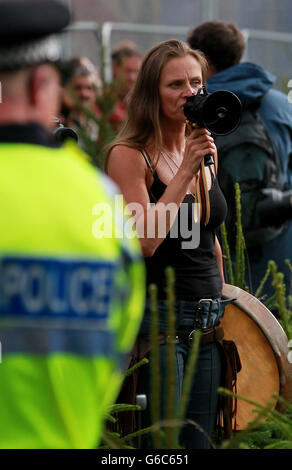 Vanessa Vine von Frack Free Sussex unterstützt Umweltaktivisten, während sie sich um das Sondierungsbohrgebiet Cuadrilla in Balcombe, West Sussex, zusammenschließen, während Anti-Fracking-Demonstrationen fortgesetzt werden. Stockfoto