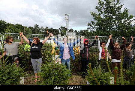 Umweltaktivisten treffen sich um das Sondierungsbohrgebiet von Cuadrilla in Balcombe, West Sussex, während die Anti-Fracking-Demonstrationen fortgesetzt werden. Stockfoto