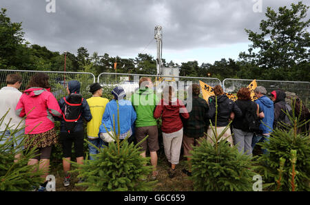 Umweltaktivisten treffen sich um das Sondierungsbohrgebiet von Cuadrilla in Balcombe, West Sussex, während die Anti-Fracking-Demonstrationen fortgesetzt werden. Stockfoto