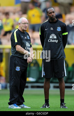 Everton Kit Manager Jimmy Martin (links) und erste Teamentwicklung Trainer Dennis Lawrence Stockfoto