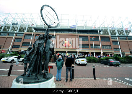 Allgemeine Ansicht einer Statue von Familienunterstützern vor dem Stadion Von Licht Stockfoto