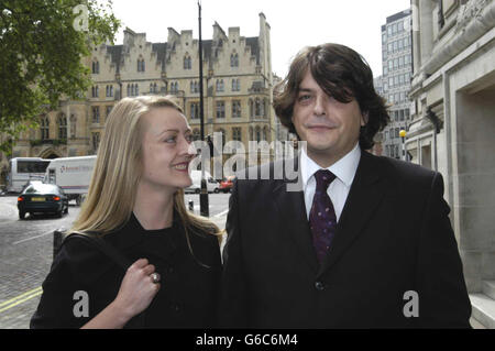 Der ehemalige MI5-Mitarbeiter David Shayler und die Partnerin Annie Machon kommen zur Saville Inquiy in der Methodist Central Hall, London, an. Stockfoto