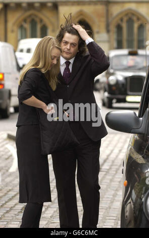 Der ehemalige MI5-Mitarbeiter David Shayler und die Partnerin Annie Machon kommen zur Saville Inquiy in der Methodist Central Hall, London, an. Stockfoto