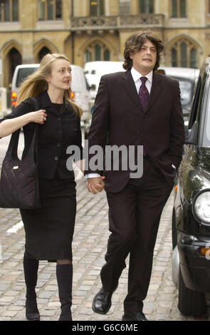 Der ehemalige MI5-Mitarbeiter David Shayler und die Partnerin Annie Machon kommen zur Saville Inquiy in der Methodist Central Hall, London, an. Stockfoto