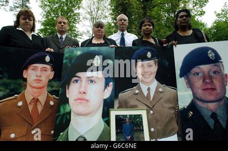 Beziehungen (von links) - Yvonne Collinson, Jim Collinson, Diane Grey, Geoff Grey, Deveen Clarke und Glasme Davis halten Bildtafeln von Soldaten, die während ihres Diensts in Deepcut Barracks in Surrey starben, bevor die Prinzessin Royal zu einem offiziellen Besuch eintrifft. * ... in der Kaserne, Donnerstag, 8. Mai 2003. Beziehungen protestierten beim Besuch der Prinzessin anlässlich des 10-jährigen Bestehens der Royal Logistics Corp in ihrer Rolle als Oberst-in-Chief, während die Polizei von Surrey die Beweise für den Tod von vier der Gehelfen, die an Schussverletzungen starben, erneut prüft. Soldaten abgebildet sind (aus Stockfoto