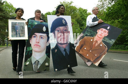 Beziehungen (von links) - Deveen Clarke, Diane Grey, Glasme Davis, Geoff Grey halten Bildtafeln von Soldaten, die während ihres Diensts in der Deepcut Barracks in Surrey starben, bevor die Prinzessin Royal zu einem offiziellen Besuch in der Baracke eintrifft. * Beziehungen protestierten beim Besuch der Prinzessin anlässlich des 10. Jahrestages der Royal Logistics Corp in ihrer Rolle als Oberst in der Chefin, während die Polizei von Surrey die Beweise für den Tod von vier der Gehelfen, die an Schussverletzungen starben, erneut prüft. Die abgebildeten Soldaten sind (von links) - Mario O'Brian-Clarke, Geoff Grey, James Collinson, Sean Stockfoto