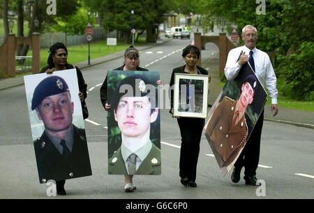 Beziehungen (von links) - Glasme Davis, Diane Gray, Deveen Clarke, Geoff Gray, halten Bildtafeln von Soldaten, die während ihres Diensts in Deepcut Barracks in Surrey starben, bevor die Prinzessin Royal zu einem offiziellen Besuch in der Kaserne eintrifft. * Beziehungen protestierten beim Besuch der Prinzessin anlässlich des 10-jährigen Bestehens der Royal Logistics Corp in ihrer Rolle als Oberst-in-Chief, während die Polizei von Surrey die Beweise für den Tod von vier der Gehelfen, die an Schussverletzungen starben, erneut prüft. Die abgebildeten Soldaten sind (von links) - James Collinson, Geoff Grey, Mario O'Brian Clarke, Sean Stockfoto