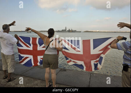 Gibraltarians winken Unionsflaggen, als das Royal Navy-Kriegsschiff HMS Westminster vor den Übungen im Mittelmeer im Hafen von Gibraltar für einen planmäßigen Besuch eintrifft. Stockfoto