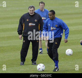 Dave Jones, Manager von Wolverhampton Wanderers (links), beobachtet Paul Ince auf dem Compton-Trainingsgelände, bevor er Reading in der 1. Etappe des Play-off-Spiels der Nationwide Division One spielt. KEINE INOFFIZIELLE NUTZUNG DER CLUB-WEBSITE. Stockfoto