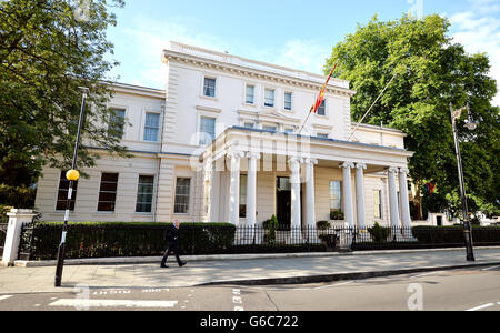 Die spanische Botschaft in Chesham Place, Belgravia, im Zentrum von London, nachdem spanische Boote einen Protest gegen ein umstrittenes Riff inszenierten, das einen diplomatischen Streit zwischen Großbritannien und Spanien und Vergeltungsverzögerungen an der Grenze zum britischen Überseegebiet, Gibraltar, ausgelöst hat. Stockfoto