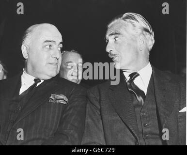 Sir David Maxwell Fyfe, Innenminister und Minister für walisische Angelegenheiten (links), und Anthony Eden, der diese Woche nach seiner Krankheit als Außenminister zurückkehrte, auf der fünften jährlichen Konferenz der Konservativen Partei in Margate, Kent. Stockfoto