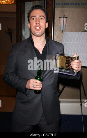 TV-Moderator und DJ Christian O'Connell bei den Sony Radio Awards 2003 im Le Meridien, Grosvenor House Hotel in London. 04: Preisgekrönter DJ und TV-Moderator Christian O'Connell soll Vater werden, kündigte er an. Die Moderatorin der XFM Breakfast Show 104.9 scherzte: Nach Jahren des Versuchs, die Uhr meiner Frau auf Snooze zu setzen, hatte ich keine andere Wahl, da sie dreieinhalb Monate halb schwanger ist. 18/01/2004: Motormouth DJ O'Connell hat den Krieg auf Frühstück Show Rivalen Vaughan erklärt. Vaughan übernimmt später in diesem Jahr von Chris Tarrant am Londoner Bahnhof Capital FM. Aber O'Connell, von Londons XFM, sagte, er könne essen Stockfoto