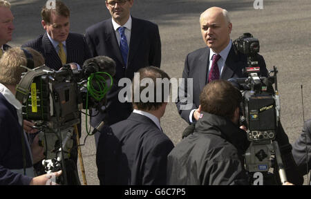 Tory-Führer Iain Duncan Smith spricht vor den Medien, als er im Latimier Conference Center in Chesham, Buckinghamshire, zu einem „Away Day“-Treffen mit dem Abgeordneten der Konservativen Partei eintrifft, um die Strategie der Partei nach den Kommunalwahlen zu diskutieren. Stockfoto