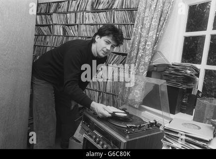 Radio One DJ Mike Read, 36, spielt eine seiner Lieblingsplatten in seinem viktorianisch-gotischen Herrenhaus in Surrey mit sieben Schlafzimmern in der Nähe von Dorking. Read, der drei Jahre lang 20 Gedichte des verstorbenen Poeten Laureate Sir John Betjeman vertont hat, hofft, diesen Sommer mit Unterstützung des Komponisten Andrew Lloyd Webber im Londoner West End ein Musical mit dem Titel „Teddybär to the Nation“ zu inszenieren. Stockfoto