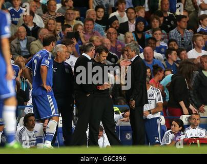 Fußball - Barclays Premier League - Chelsea / Aston Villa - Stamford Bridge. Paul Lambert, der Manager der Aston Villa, und Jose Mourino, der Manager der Chelsea (rechts), streiten sich über die Touchline Stockfoto