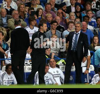 Fußball - Barclays Premier League - Chelsea / Aston Villa - Stamford Bridge. Paul Lambert, der Manager der Aston Villa, und Jose Mourino, der Manager der Chelsea (rechts), streiten sich über die Touchline Stockfoto