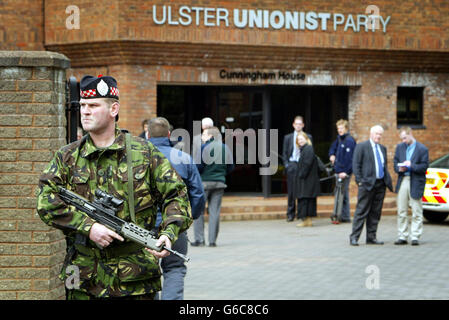 Sicherheitskräfte schließen das Hauptquartier der Ulster Unionist Party in Belfast ab, nachdem ein kleines Gerät, das sich in einem Paket versteckt hatte, entzündet wurde, als es von Mitarbeitern geöffnet wurde. * nach dem Paket wurden Experten für die Bombenentsorgung der Armee in die Büros gerufen, die an den Ulster Unionisten-Führer David Trimble gerichtet waren und entzündet wurden, obwohl niemand verletzt wurde. Stockfoto