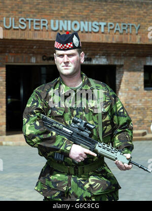 Sicherheitskräfte der britischen Armee schließen das Hauptquartier der Ulster Unionist Party in Belfast ab, nachdem ein kleines Gerät, das sich in einem Paket versteckt hatte, entzündet wurde, als es von Mitarbeitern geöffnet wurde. * nach dem Paket wurden Experten für die Bombenentsorgung der Armee in die Büros gerufen, die an den Führer der Ulster Unionisten David Trimble gerichtet waren und entzündet wurden, obwohl niemand verletzt wurde. Stockfoto