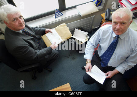 Die Mitglieder der Ulster Unionist David Mcclarty (links) und David McNarry checken weiterhin die Post im Hauptquartier der Ulster Unionist Party in Belfast, nachdem ein kleines Gerät in einem Paket versteckt wurde, das entzündet wurde, als es von Mitarbeitern geöffnet wurde. * nach dem Paket wurden Experten für die Bombenentsorgung der Armee in die Büros gerufen, die an den Führer der Ulster Unionisten David Trimble gerichtet waren und entzündet wurden, obwohl niemand verletzt wurde. Auf dem Teppich sind Kratzer zu sehen. Stockfoto