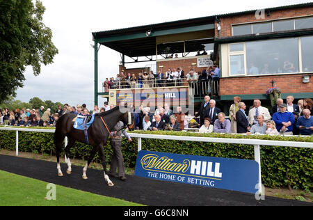 Pferderennen - William Hill Great St.Wilfrid Handicap Day - Ripon Racecourse. Rennfahrer sehen zu, wie Pferde während des William Hill Great St.Wilfrid Handicap Tages auf der Ripon Racecourse, Ripon, paradiert werden. Stockfoto