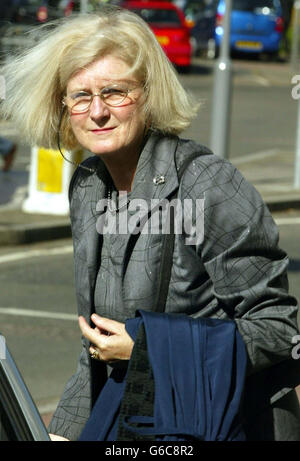 Die Gerichtsmedizinerin Caroline Beasley-Murray kommt in Shire Hall, Chelmsford, zur Untersuchung des Todes des neunjährigen Tony Clowes an. * der Junge aus Dagenham, Essex, starb im Broomfield Hospital, Chelmsford, nachdem ein Teil eines Krankenhausanzeigeschlauchs während einer Routineoperation nach einem Fahrradunfall bis zu einem Finger blockiert wurde. Die Untersuchung wird voraussichtlich vier Tage dauern. Nach einer langen Untersuchung mit dem Codenamen Operation Orcadian sagte die Polizei von Essex im Juli 2002, dass der Tod des Jungen nicht das Ergebnis einer kriminellen Handlung sei. Stockfoto